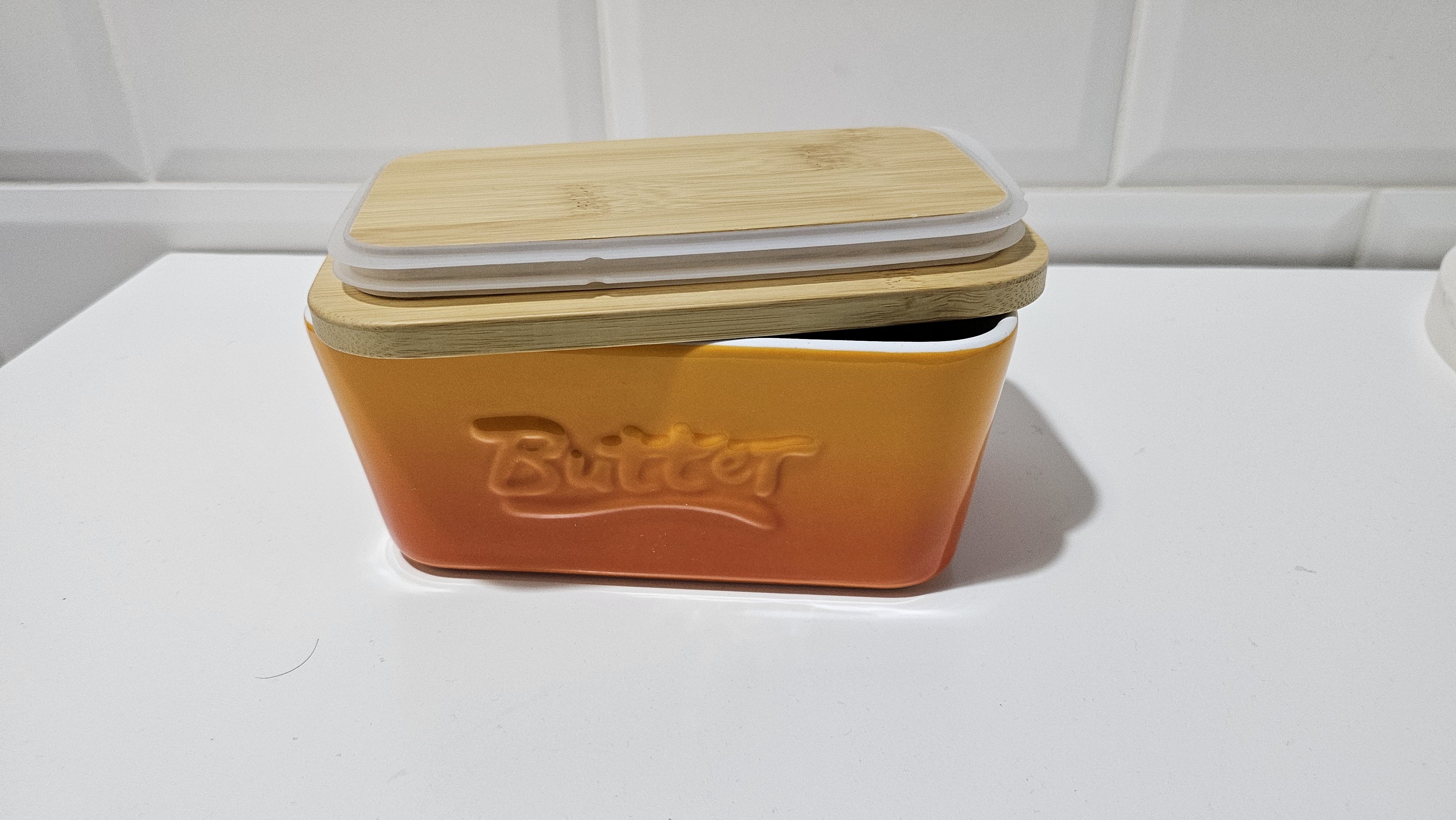 Beurrier en porcelaine avec couvercle